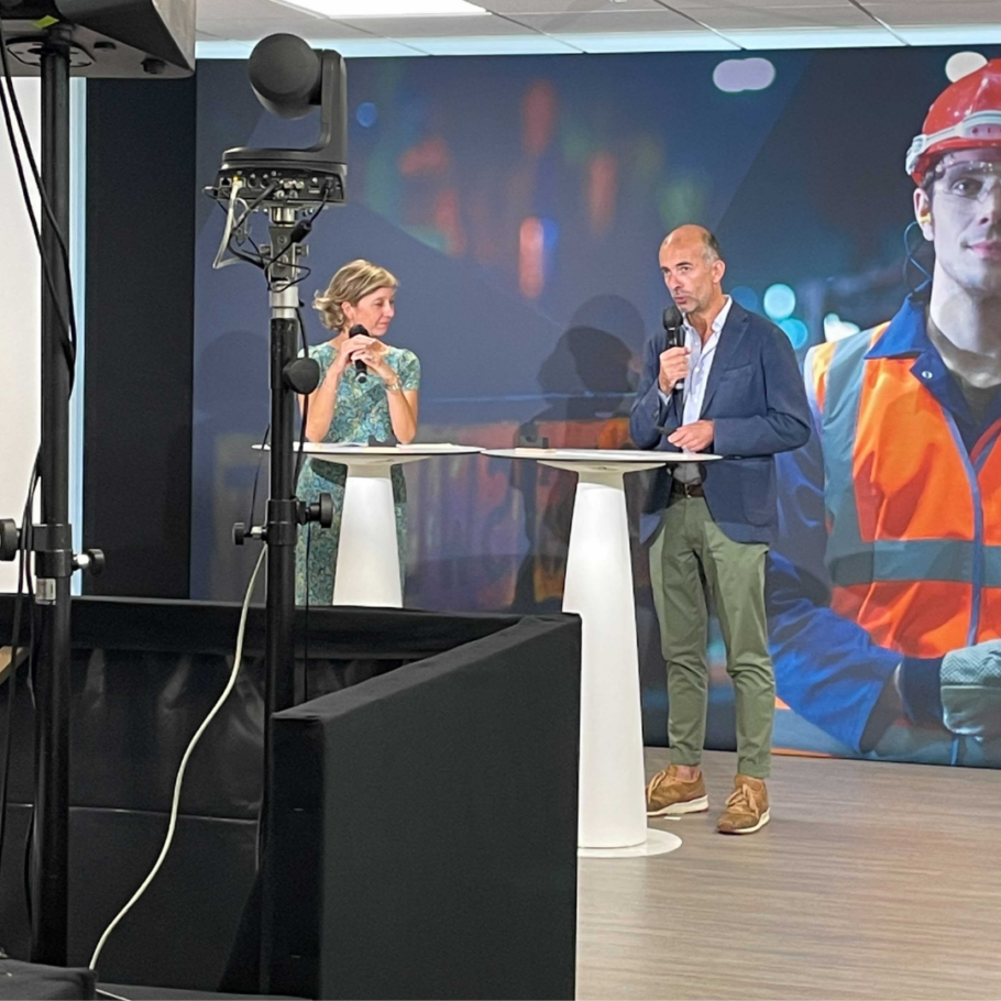 image de deux collaborateurs Rubix donnant un discours devant une camera