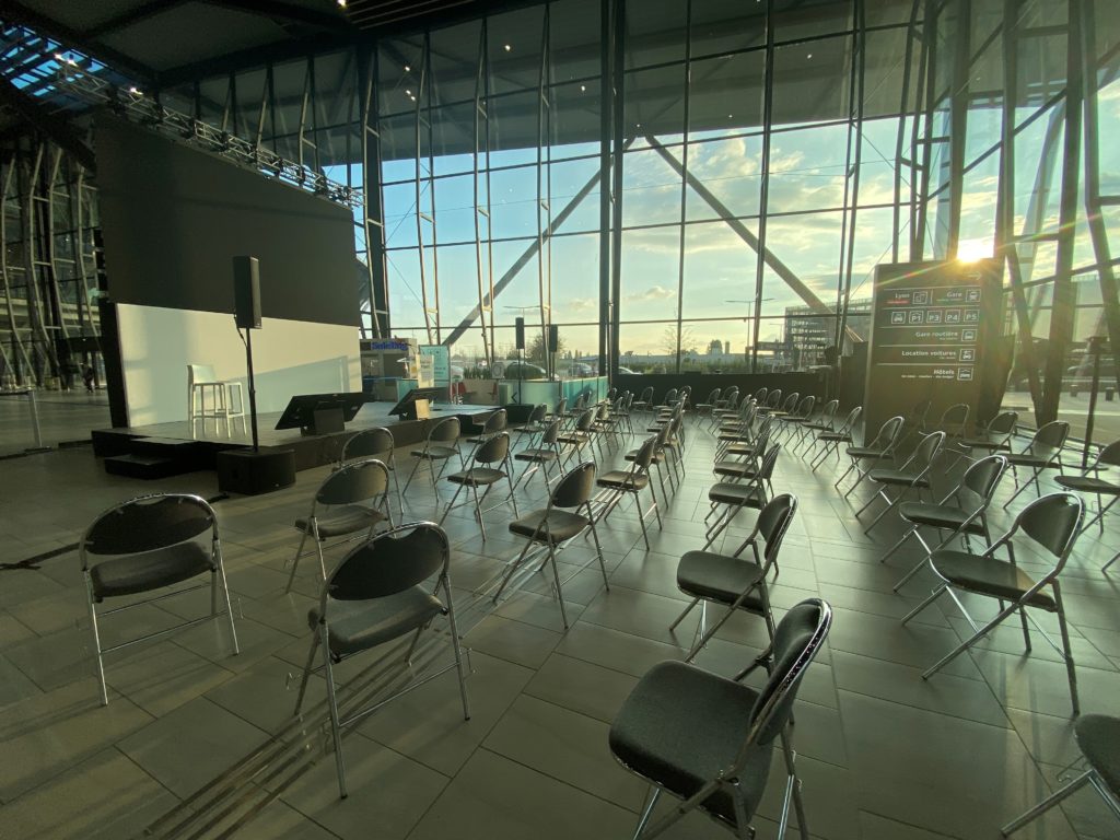 image d'un terminal de l'aéroport de Lyon au lever du soleil