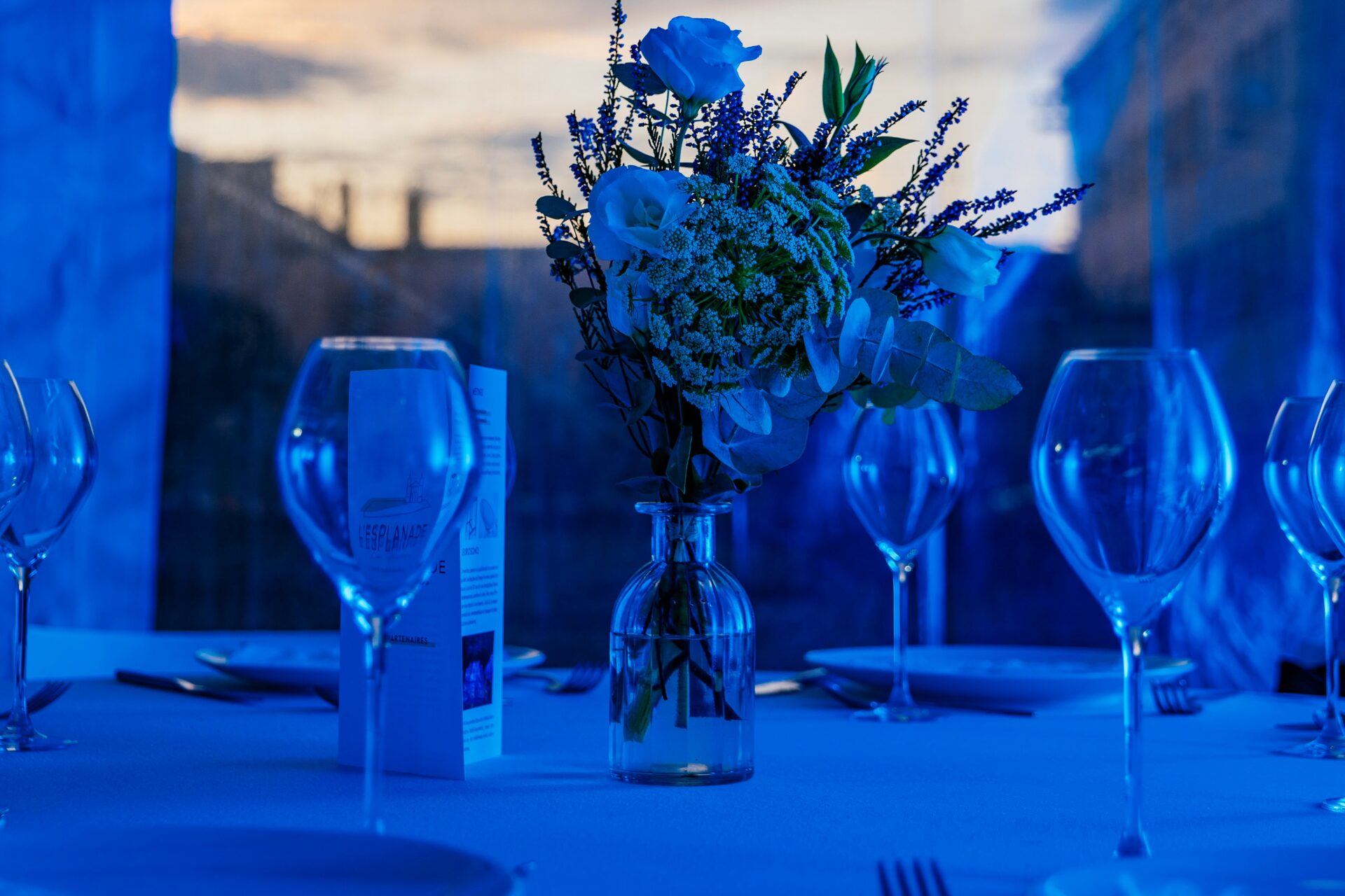 image d'une table dressée sur l'esplanade de la Basilique Notre Dame de Fourvière