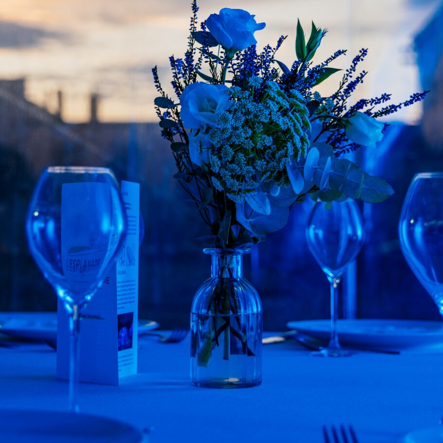 image d'une table dressée sur l'esplanade de la Basilique Notre Dame de Fourvière