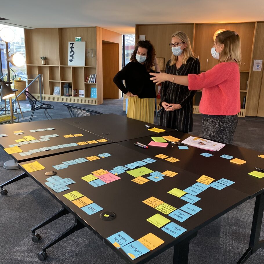 image d'un atelier avec les collaborateurs du laboratoire Ecoso