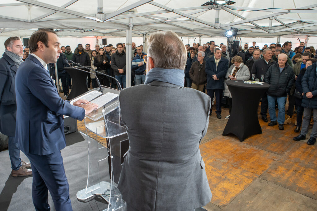 Image pendant le discours du président de Léon Grosse