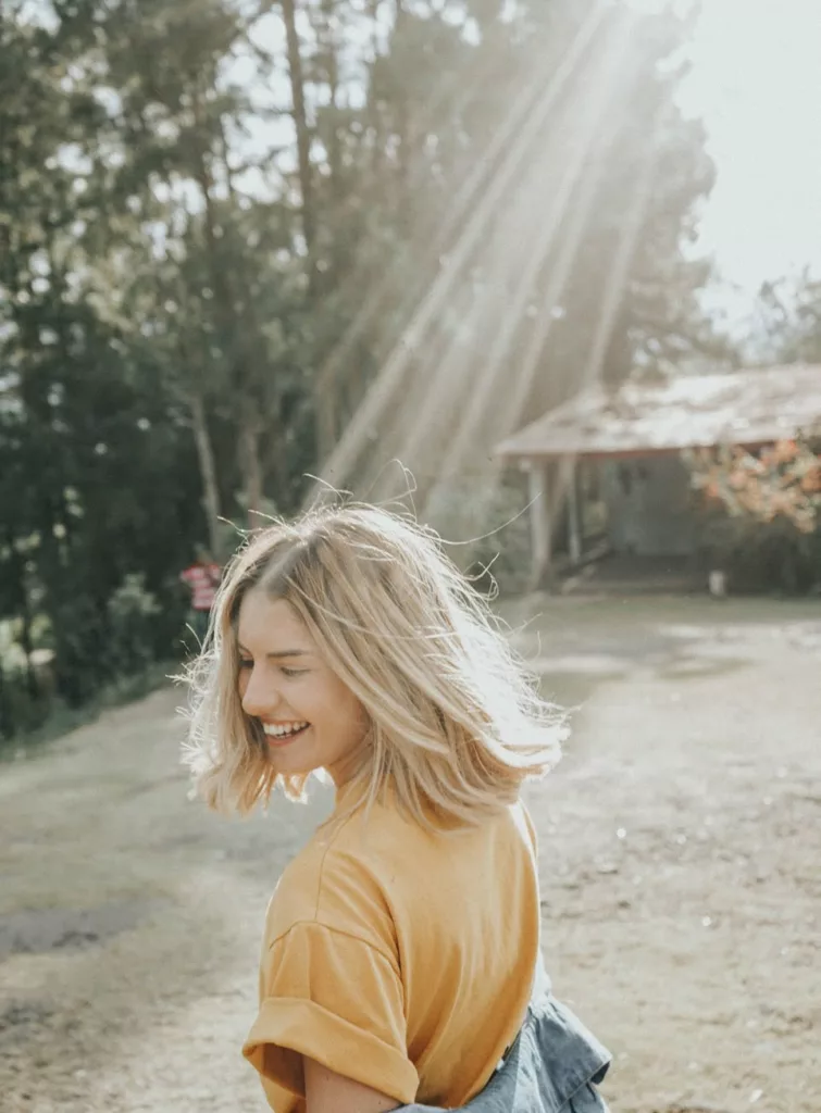 Femme souriante dans lumière
