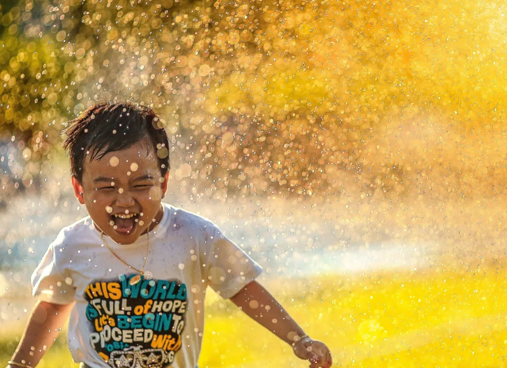 Enfant qui joue en riant