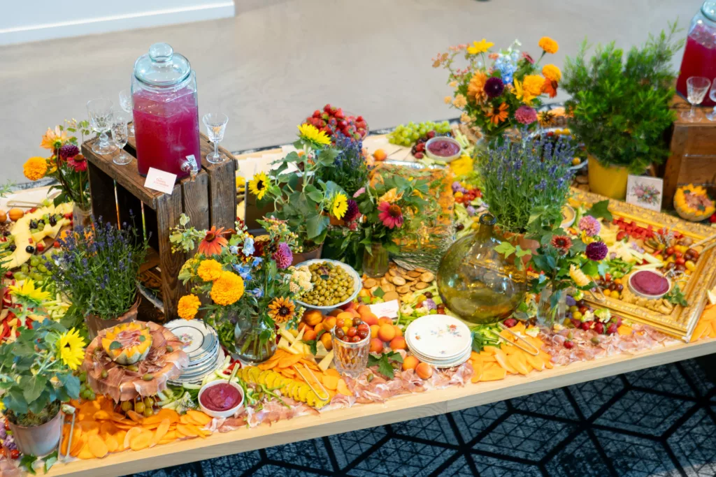 Tableau banquet estival avec fruits et fleurs